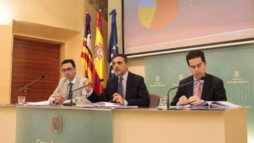 Marí, en el centro, y los directores generales de Presupuestos y Tesoro, Antoni Costa y Miquel Miralles.