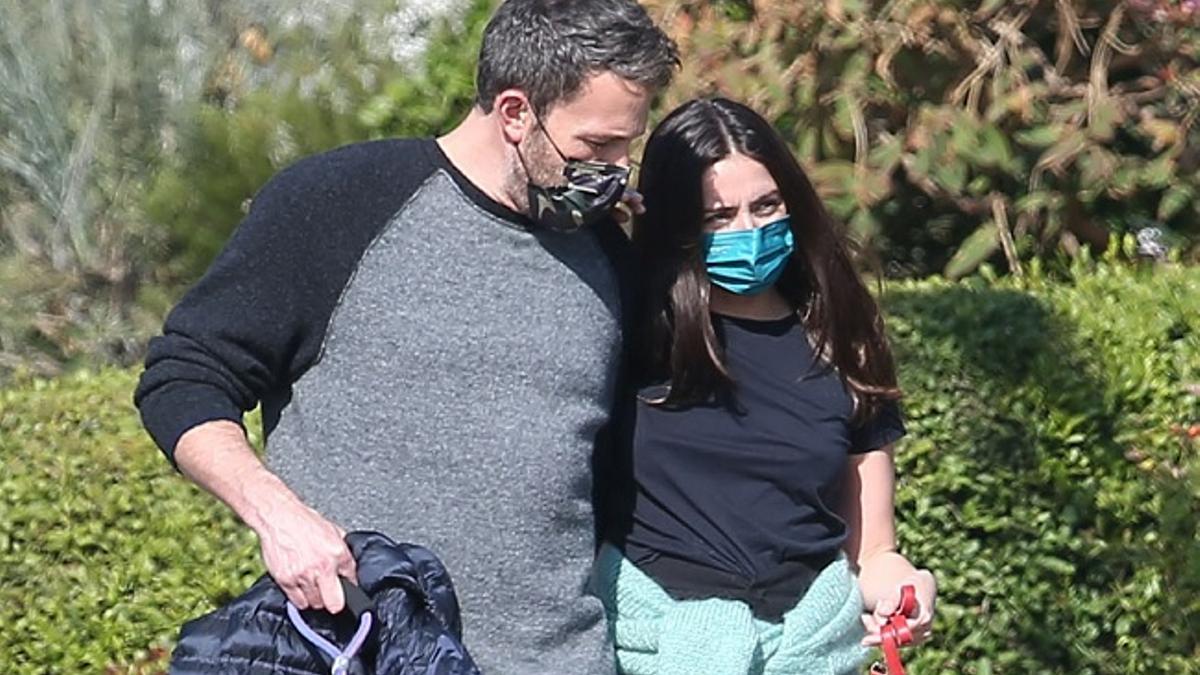 Ben Affleck y Ana de Armas, de paseo con los hijos del actor y las mascotas de ambos