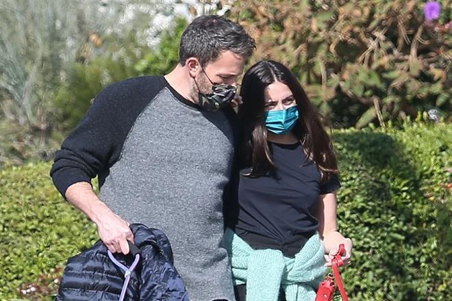 Ben Affleck y Ana de Armas, de paseo con los hijos del actor y las mascotas de ambos