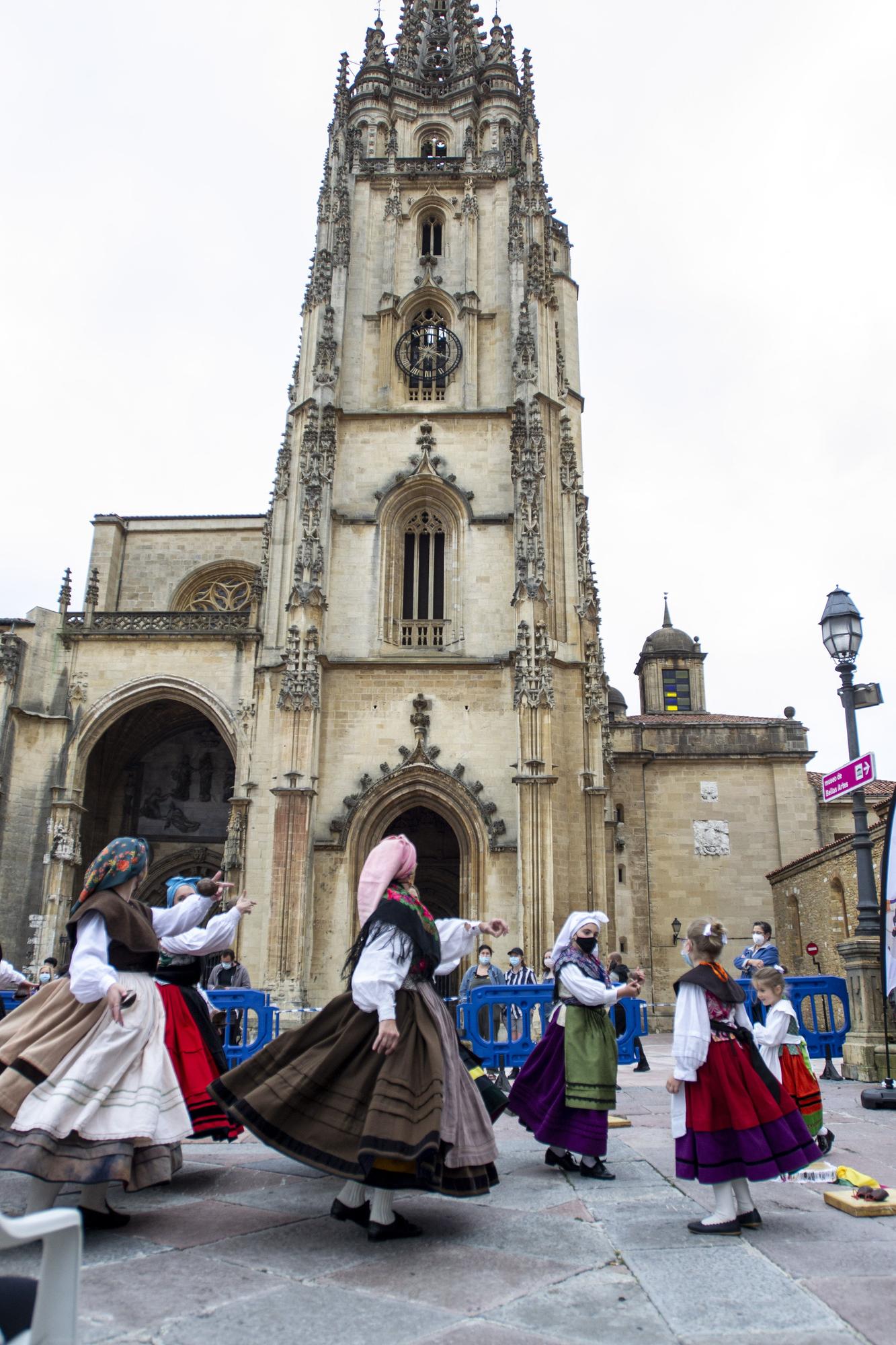 San Juan en Oviedo: juegos infantiles y bailes regionales