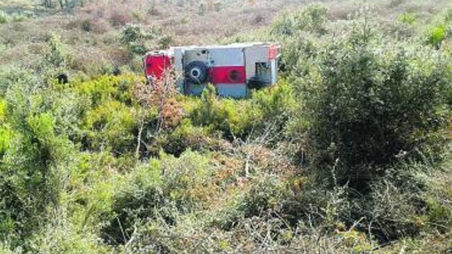 La carroceta de incendios, volcada en un barranco.