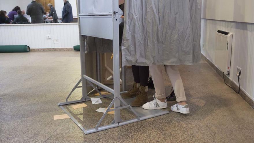 Una cabina de votación en un colegio electoral de Benavente en los últimos comicios.