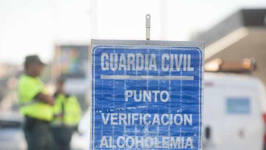 Punto de control de alcoholemia en una carretera de A Coruña.