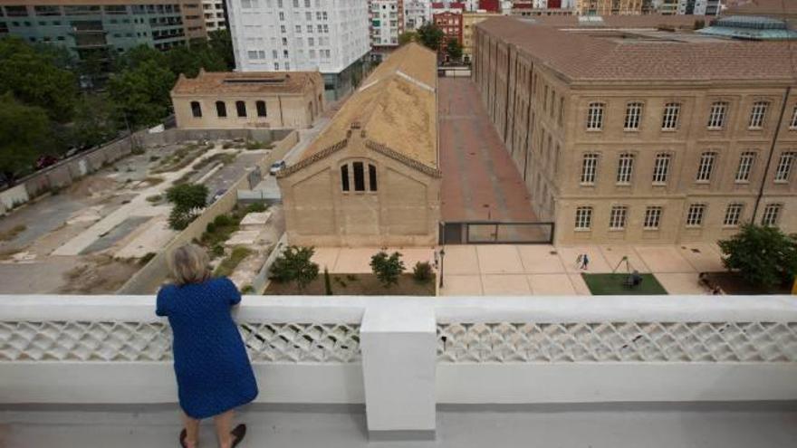 Vista del edificio de Tabacalera junto a solares adyacentes.