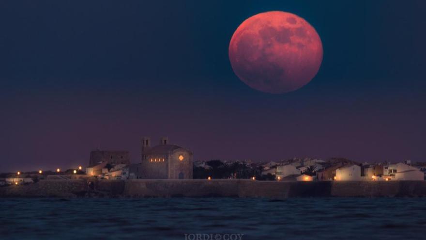 La última luna llena de la primavera sobre la isla de Tabarca.