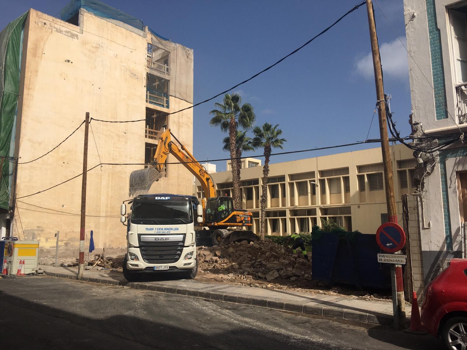 Demolición del primer grupo de viviendas en Molino de Viento