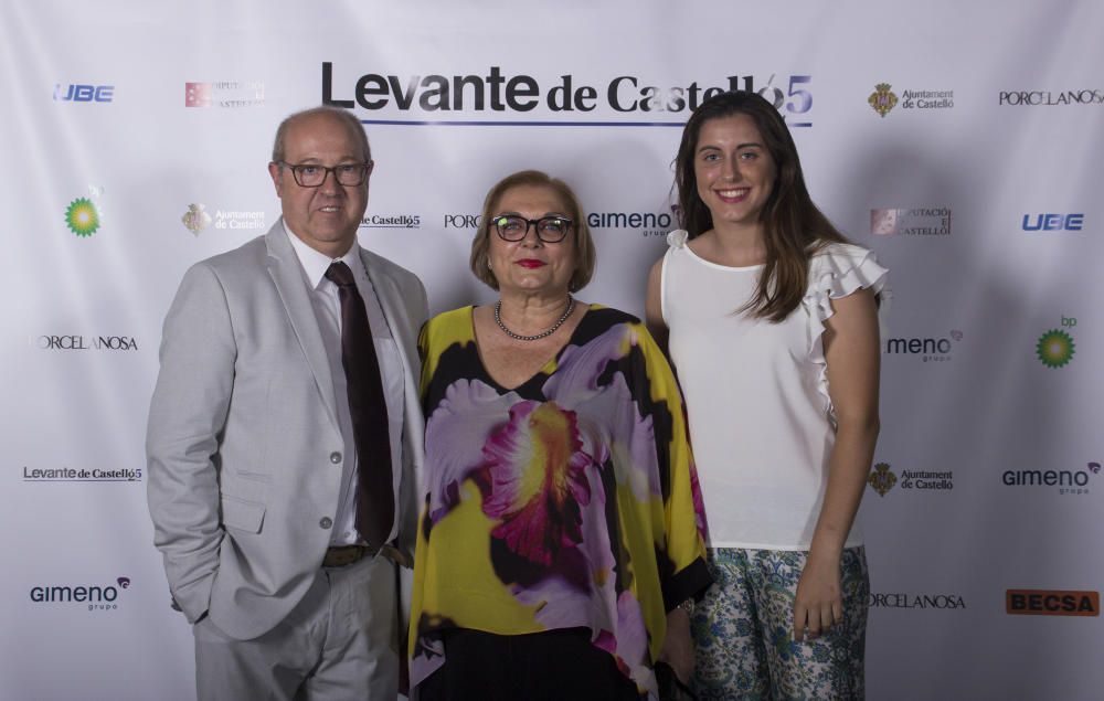 María José Gómez, de Limpiezas la Fe, y su hija Marina, con el comercial de Levante de Castelló, Julio Domingo