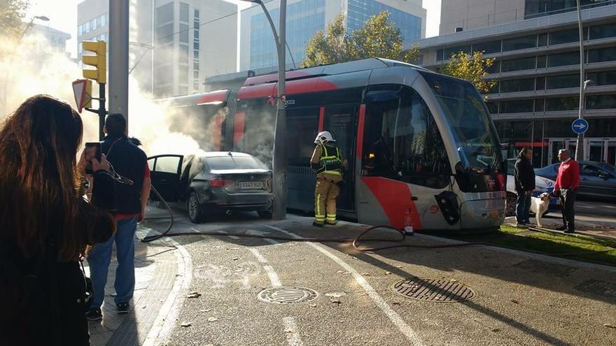 Choque entre un turismo y el tranvía en Zaragoza sin causar heridos