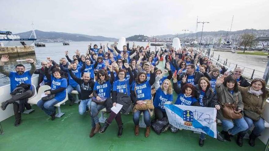 Los trabajadores, en la embarcación que los trasladó a Cangas. // C.G.