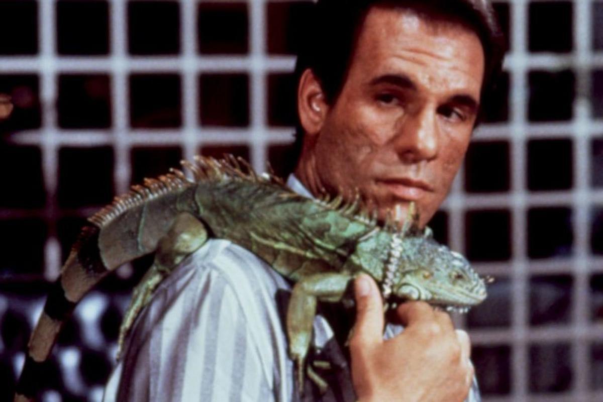 Robert Davi, caracterizado como como Franz Sánchez, y una iguana.