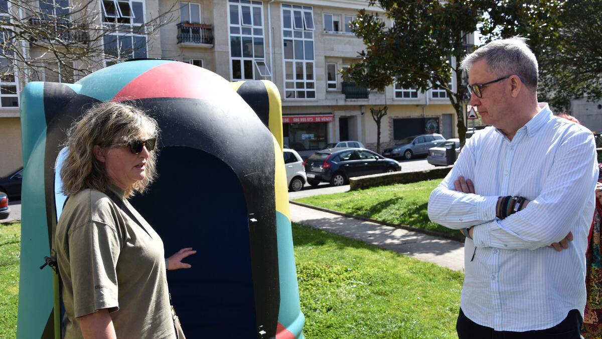 Olga Costa, del Refuxio de Cambados, y el alcalde Blas García junto a un contenedor para colonias felinas