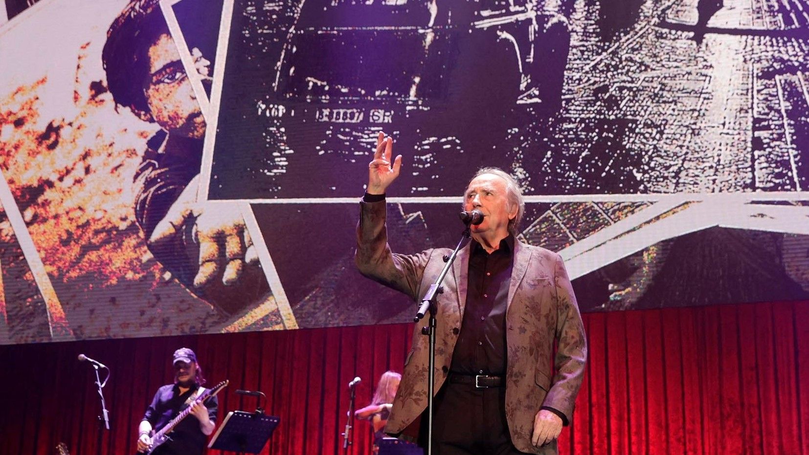 Barcelona 20/12/2022 Icult. Primero de los tres últimos conciertos de la gira 'El vicio de cantar. Serrat 1965-2022' de Joan Manuel Serrat en el Palau Sant Jordi que pondrá fin a su carrera Foto de Ferran Nadeu