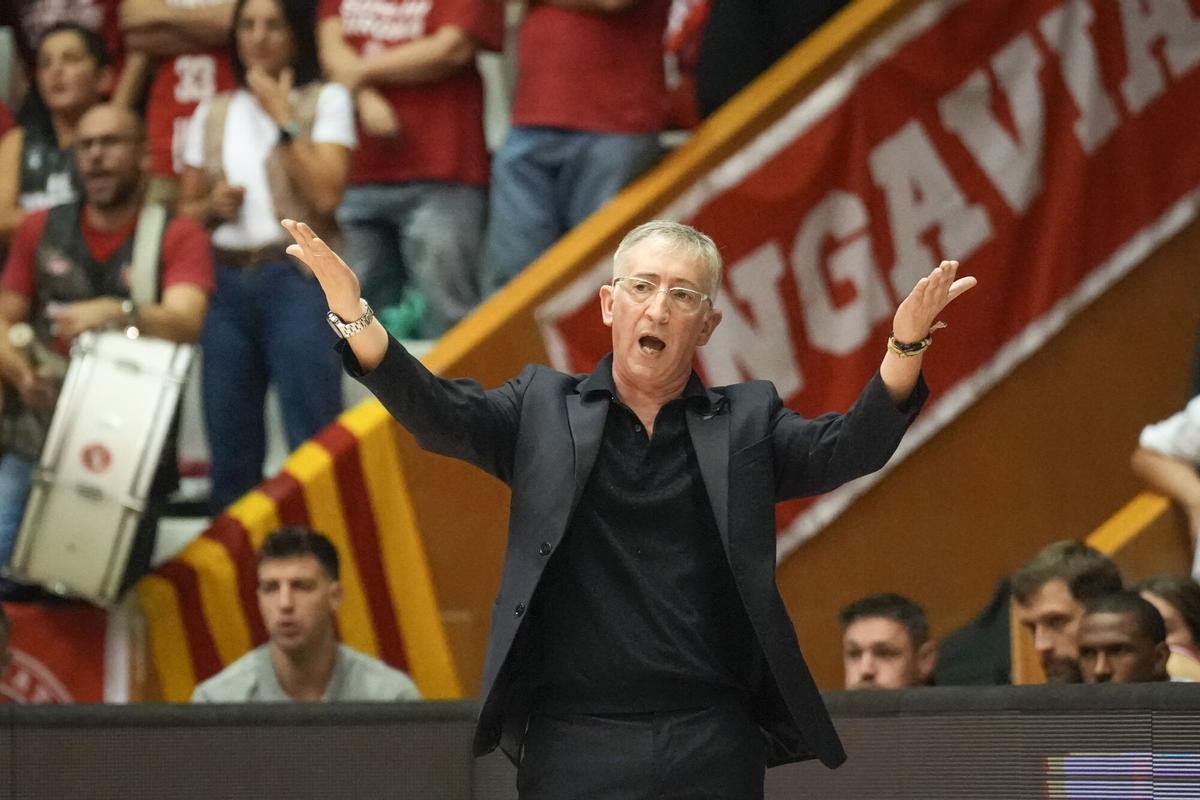 Moncho Fernández se lamenta de una acción del encuentro ante el UCAM Murcia