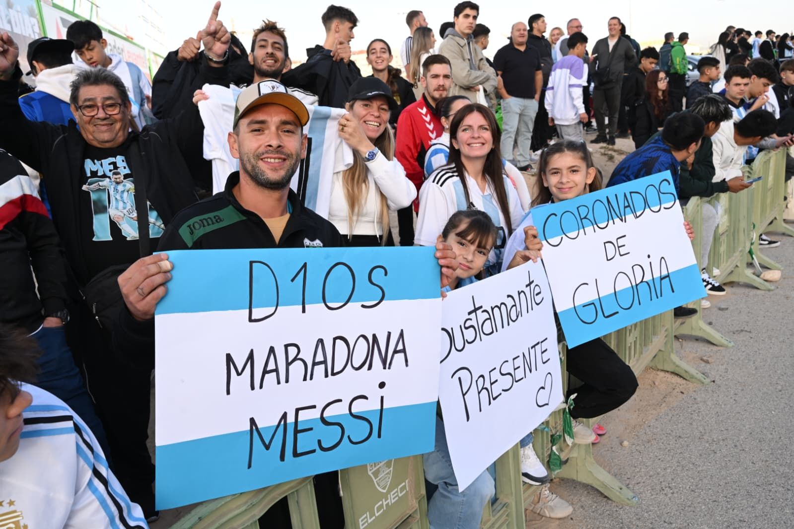 Ambiente previo entrenamiento de Argentina de Messi en el Martinez Valero