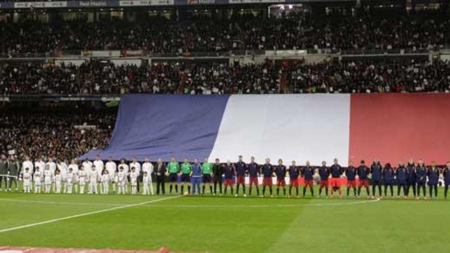 Minuto de silencio e himno francés antes del partido