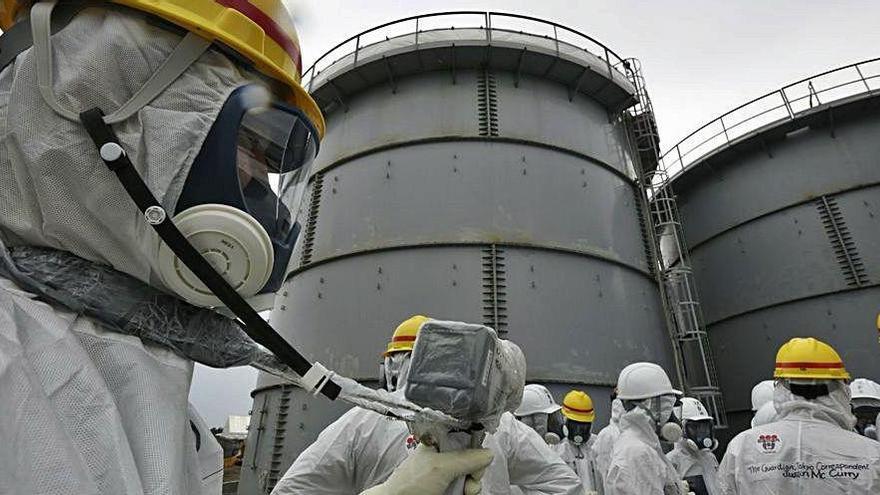 Operaris treballant a la central de Fukushima
