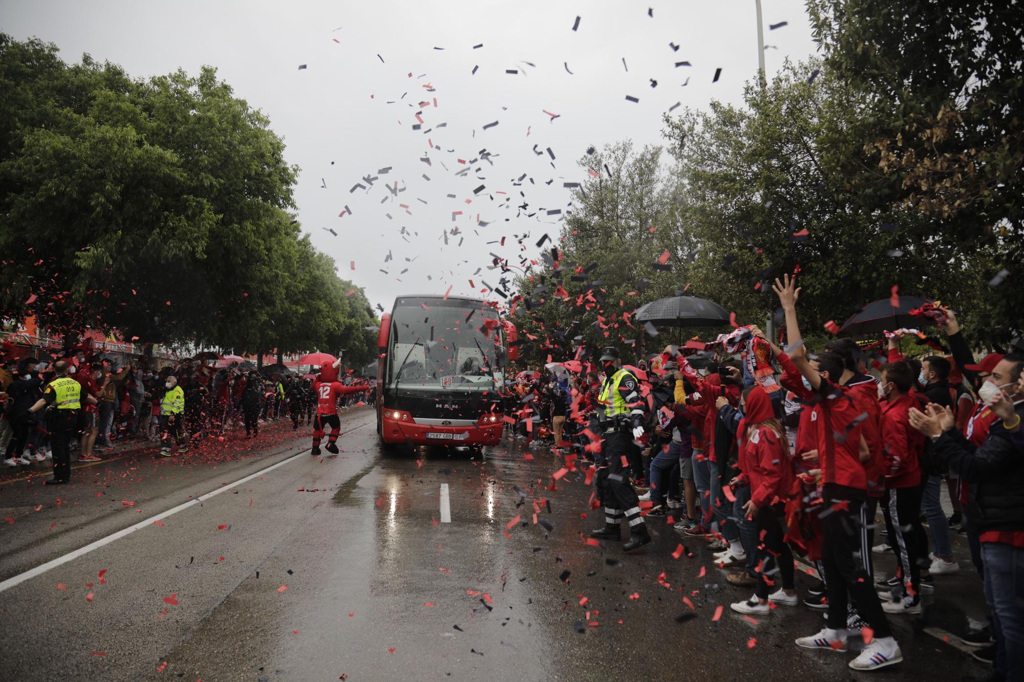 La afición del Real Mallorca recibe a los jugadores en Son Moix pese a la lluvia