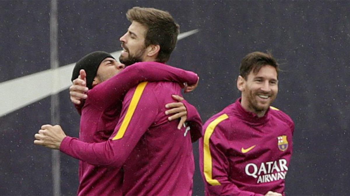 Rafinha y Piqué bromean durante un entrenamiento del FC Barcelona en presencia de Leo Messi