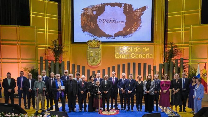 Mar de kufiyas y paz para 19 ilustres con corazón grancanario: así fue el acto de Honores y Distinciones del Cabildo de Gran Canaria