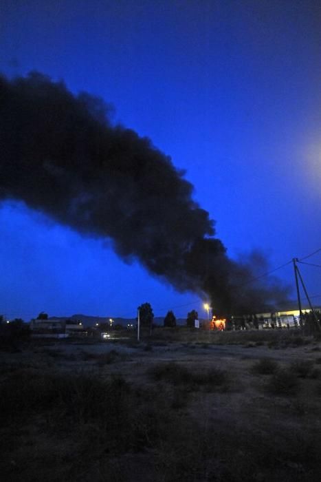 Arde una tienda de neumáticos en Murcia