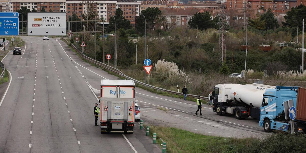 El amplio operativo en Gijón por la activación del protocolo anticontaminación, en imágenes