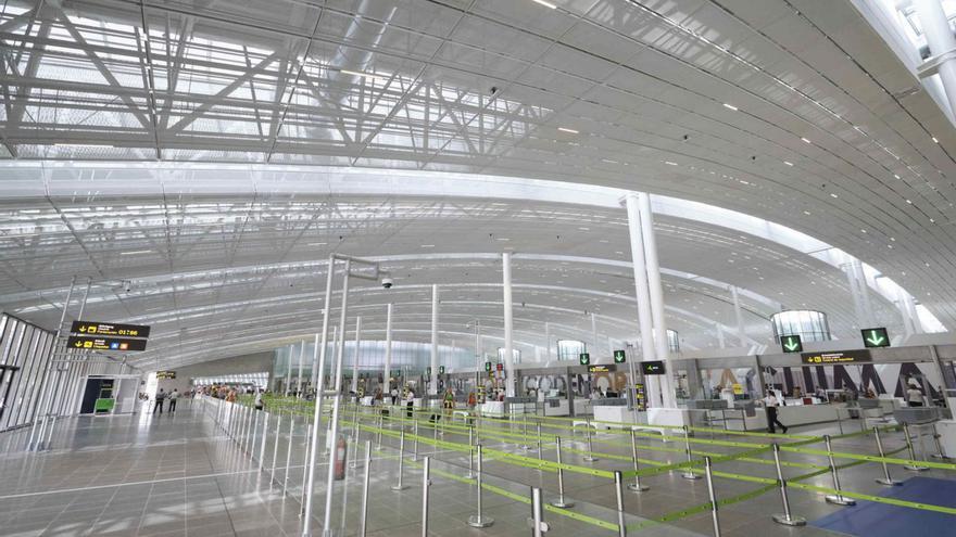 Una de las áreas de terminal del aeropuerto Tenerife Sur estrenadas en mayo del año pasado. | | CARSTEN W. LAURITSEN