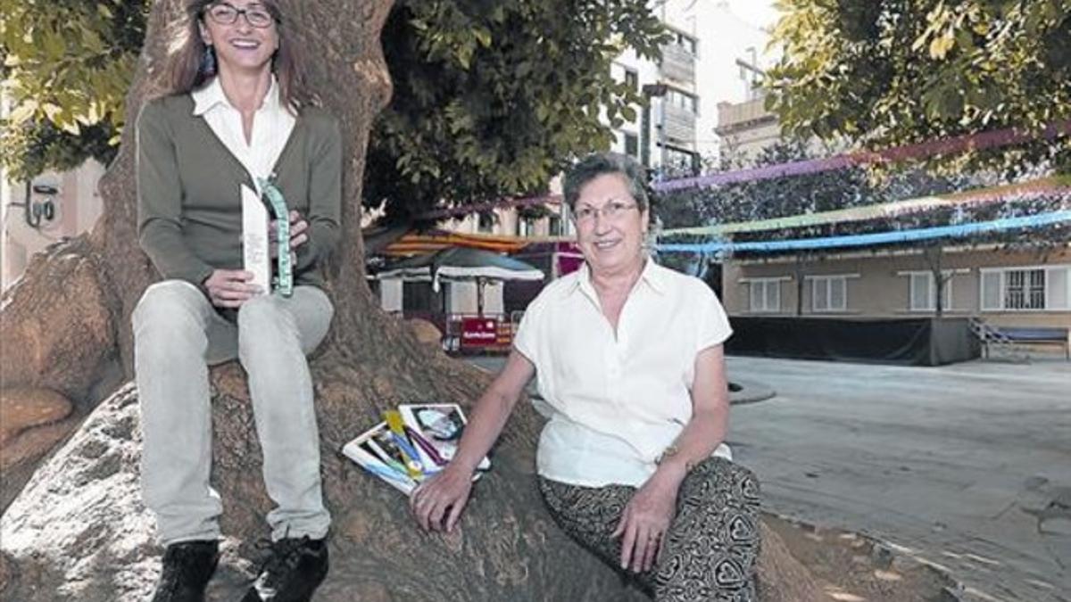 Premiada 8 Laura Mencía, ganadora del año pasado, posa con su libro y con la editora Zaragoza (derecha).