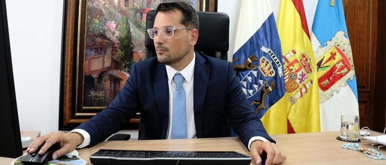 Adolfo González, nuevo alcalde de Los Realejos, en su despacho minutos después de la toma de posesión