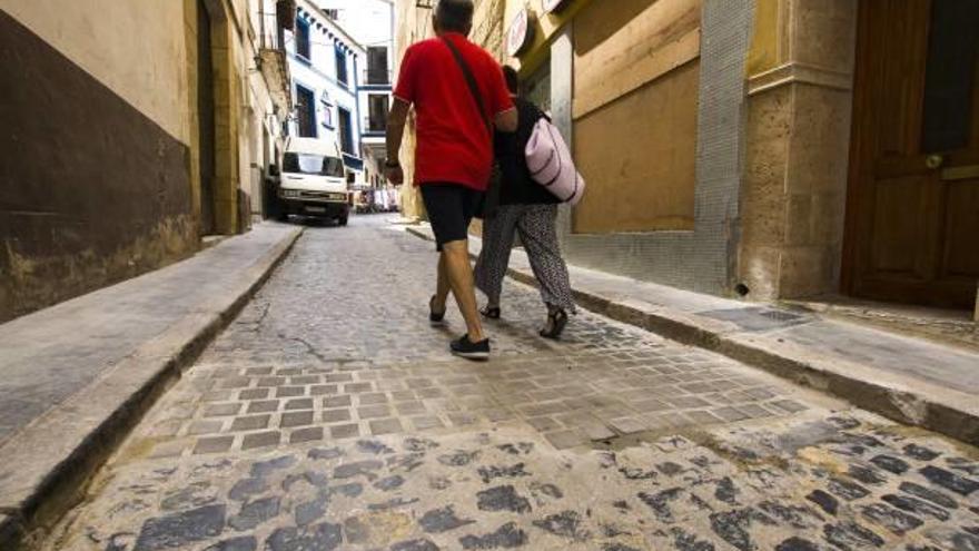 Franja de la calzada con adoquines ajenos a la tipología de la calle Vallés, en una imagen del lunes.