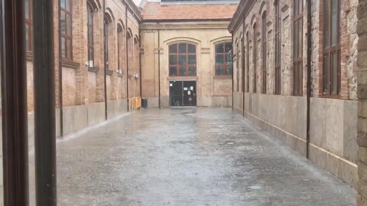 El agua inunda el centro cultural y deportivo de la Petxina en València