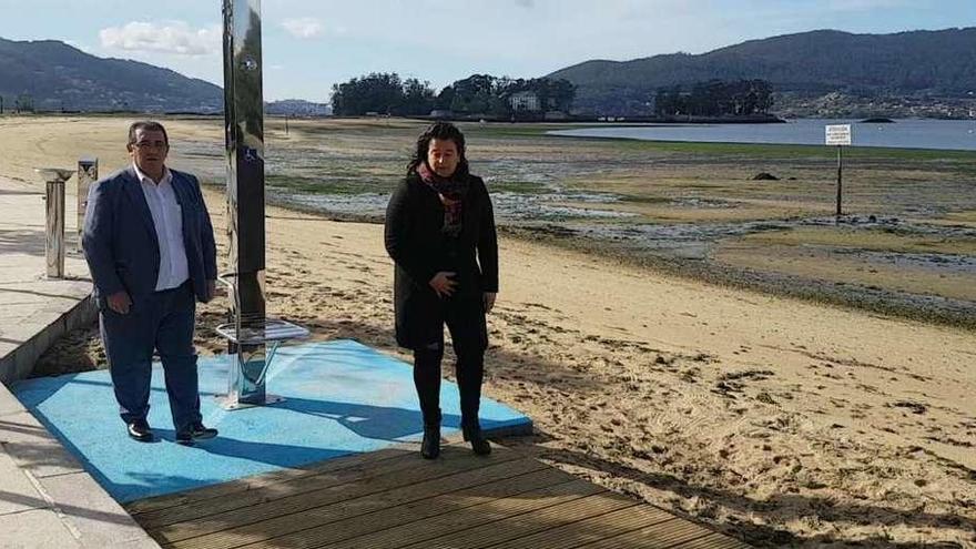 María del Carmen Amoedo y Miguel Ángel Álvarez revisan la actuación en la playa de Cesantes. // FdV