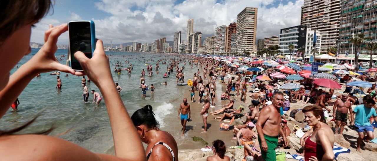 Benidorm ya cuenta en sus playas con conexión a internet gratuita, una de las acciones puestas en marcha por los DTIs.