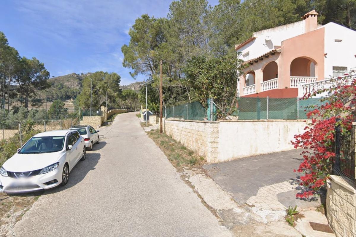 Vista d’un dels carrers de la urbanització, sense voreres ni els servicis urbans bàsics