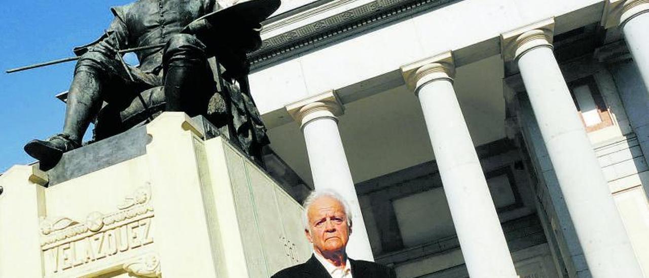 Matías Díaz Padrón ante el Museo del Prado.