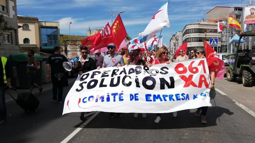 Operadores del 061, manifestándose por las calles de A Estrada. // S.P.