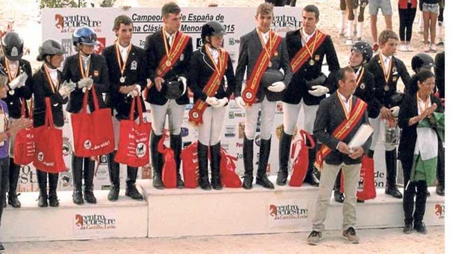 El equipo Levant, representante de Balears, en lo más alto del podio.