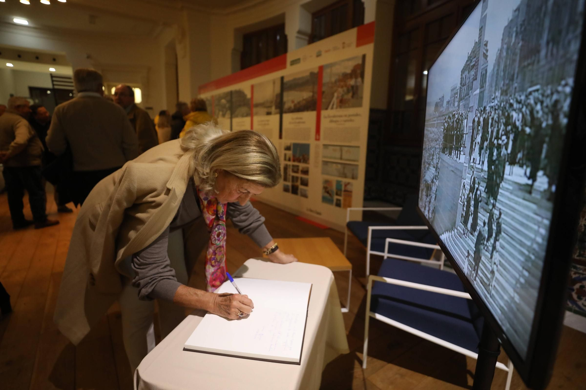 Visitantes en la exposición "Guardianes del tiempo" organizada por LA NUEVA ESPAÑA