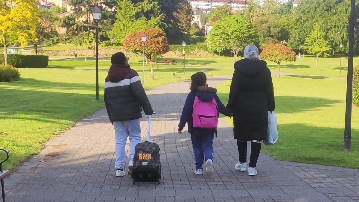 Los padres  reciben una notificación en su móvil que les informa de que su hijo ha sido recogido, por quién y a qué hora.