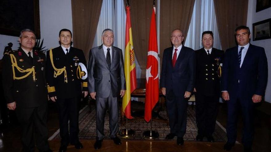 El alcalde recibe a una delegación turca en noviembre de 2015.