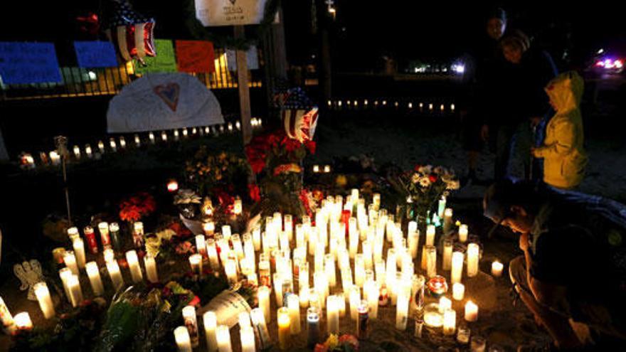 Memorial por las víctimas levantado en San Bernardino.