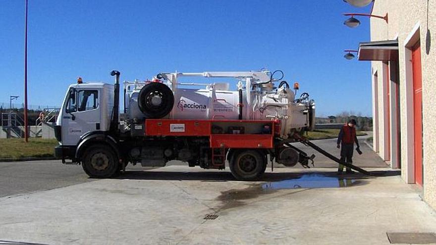 Un operario trabaja en la detección de vertidos contaminantes con el vehículo preparado para ello.