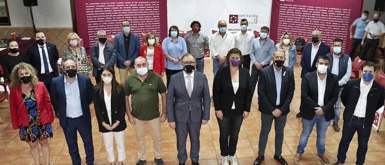 Foto de familia de los ediles y diputados, con José Martí a la cabeza, que asistieron este martes por la tarde a la cuarta cumbre de alcaldes, que tuvo lugar en Moró. | MEDITERRÁNEO