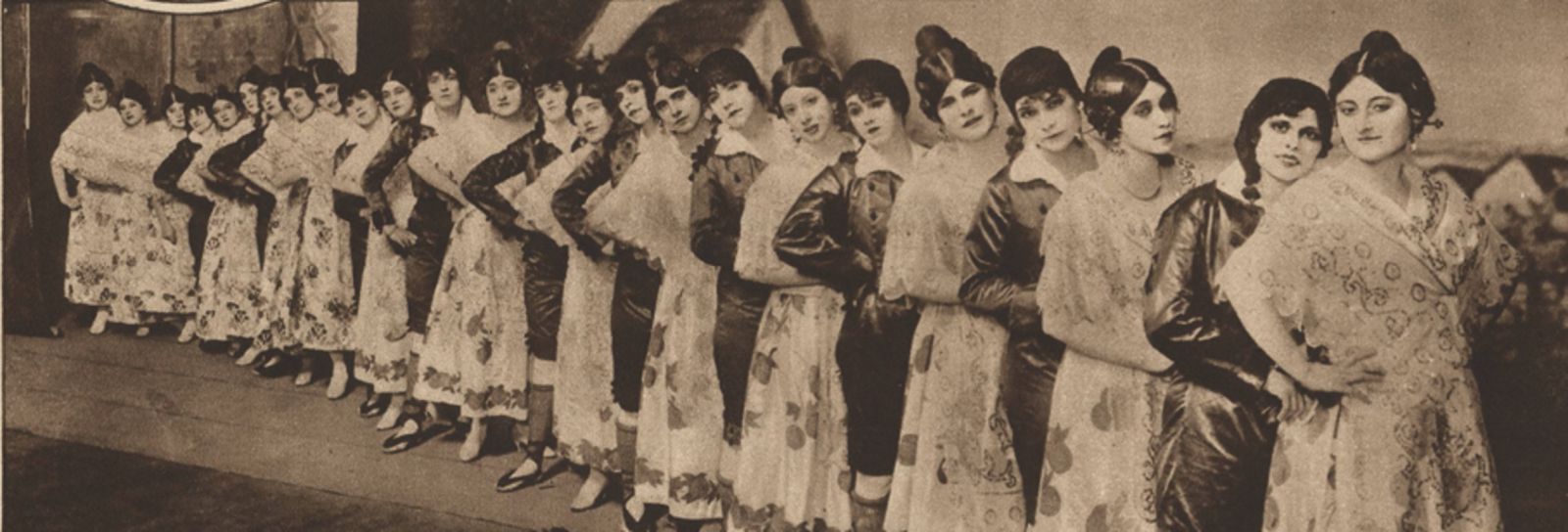 Una foto de las bailarinas de “The Land of Joy”, vestidas de valencianas,  en una información publicada en “The New York Times” en 1917.