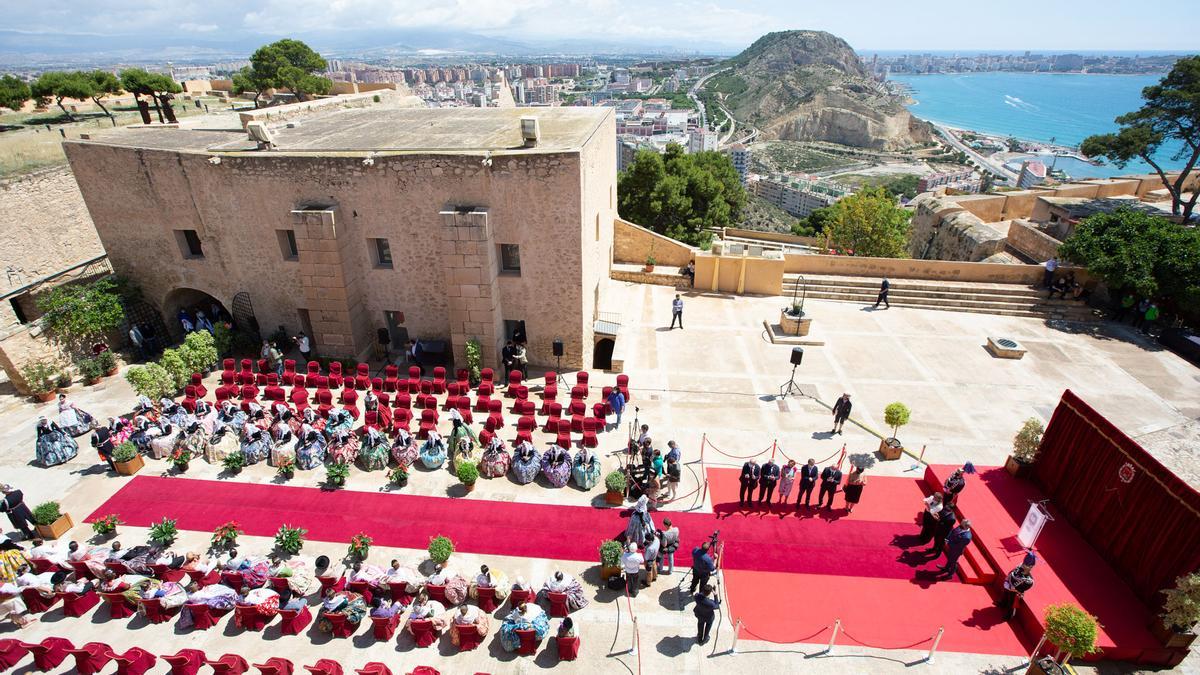 Las 82 candidatas a Bellea del Foc Infantil se reúnen en el Castillo de Santa Bárbara