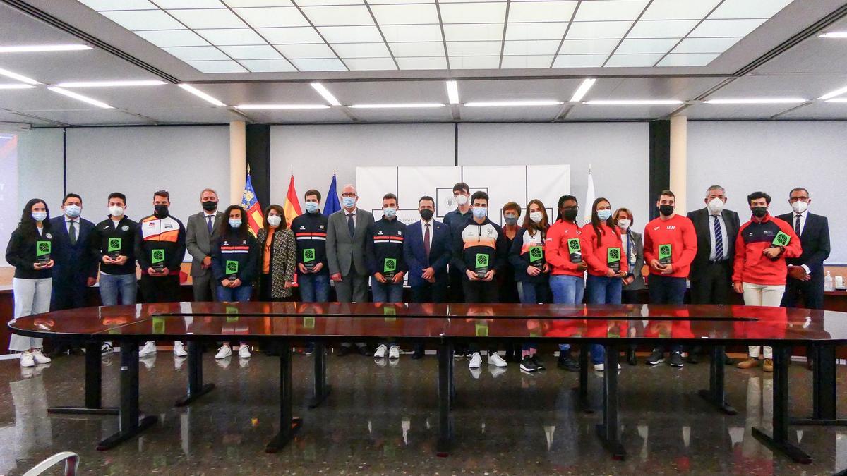 Foto de familia de los representantes de las Universidades y los premiados