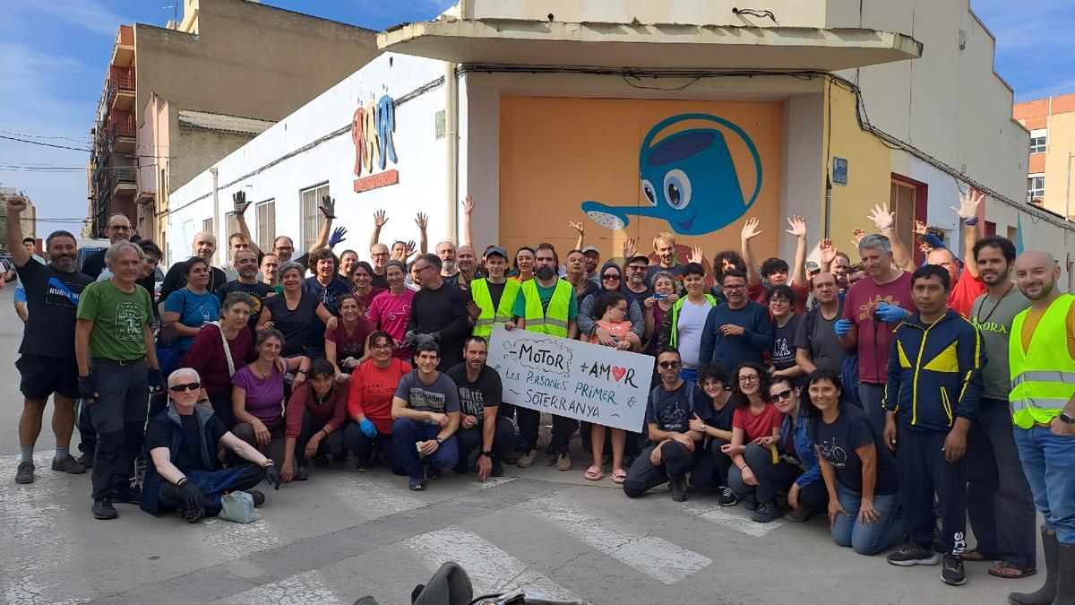 Miembros de Soterranya y voluntarios durante jornadas solidarias durante la dana en el Xenillet.