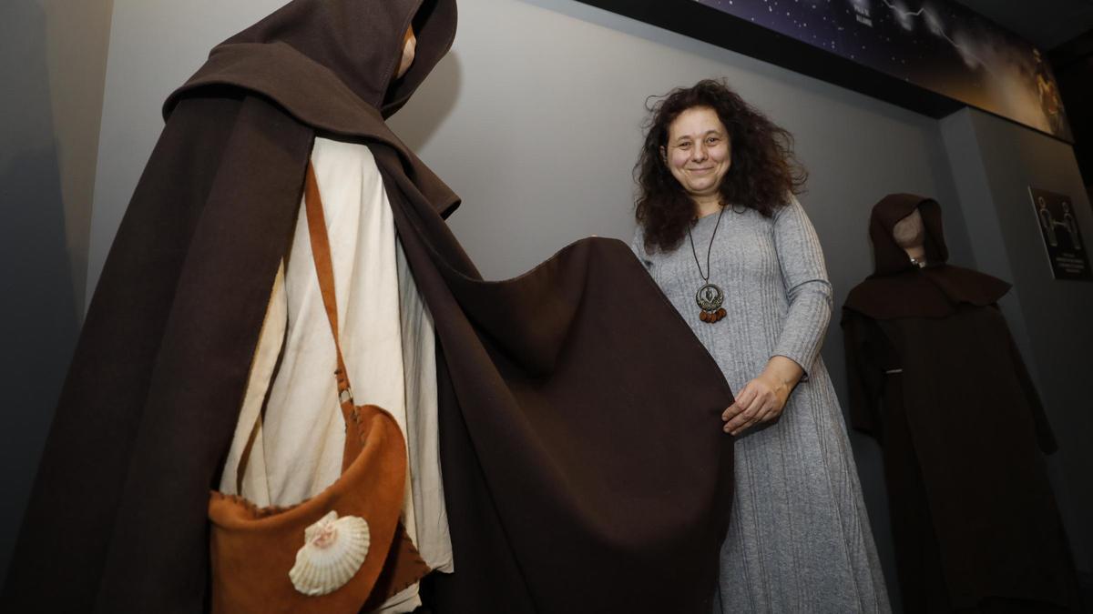 La diseñandora Maite Capín junto a alguna de sus creaciones ligadas al Camino.