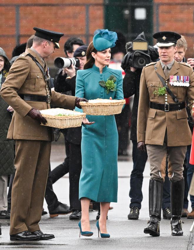 Kate Middleton escoge un look verde militar para celebrar San Patricio con la Guardia Irlandesa