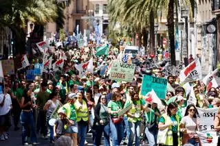 Así ha sido la marcha "histórica" de los profesores en València el día de la huelga