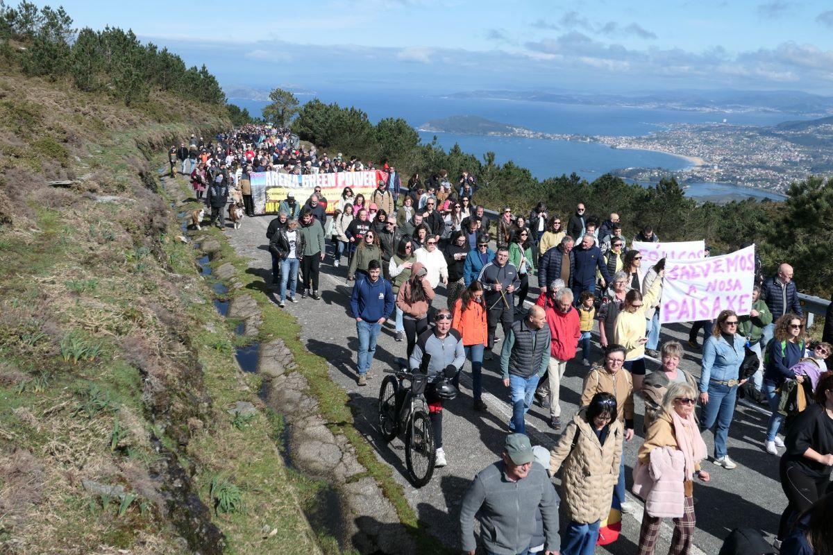 Multitudinaria manifestación en la Serra da Groba contra los nuevos proyectos eólicos